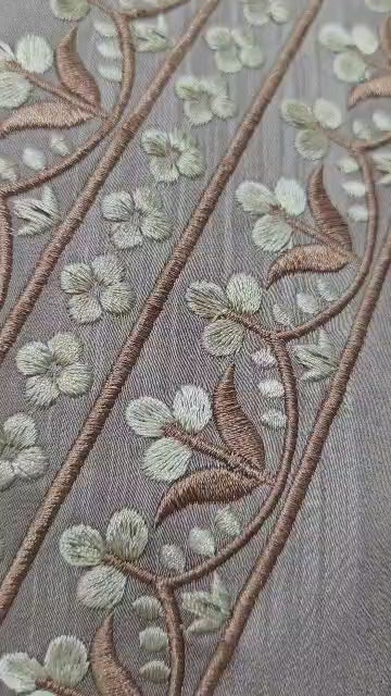 Robe d’hôtesse rose poudré en crêpe Jawhara brodée