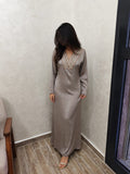 Robe d’hôtesse rose poudré en crêpe Jawhara brodée